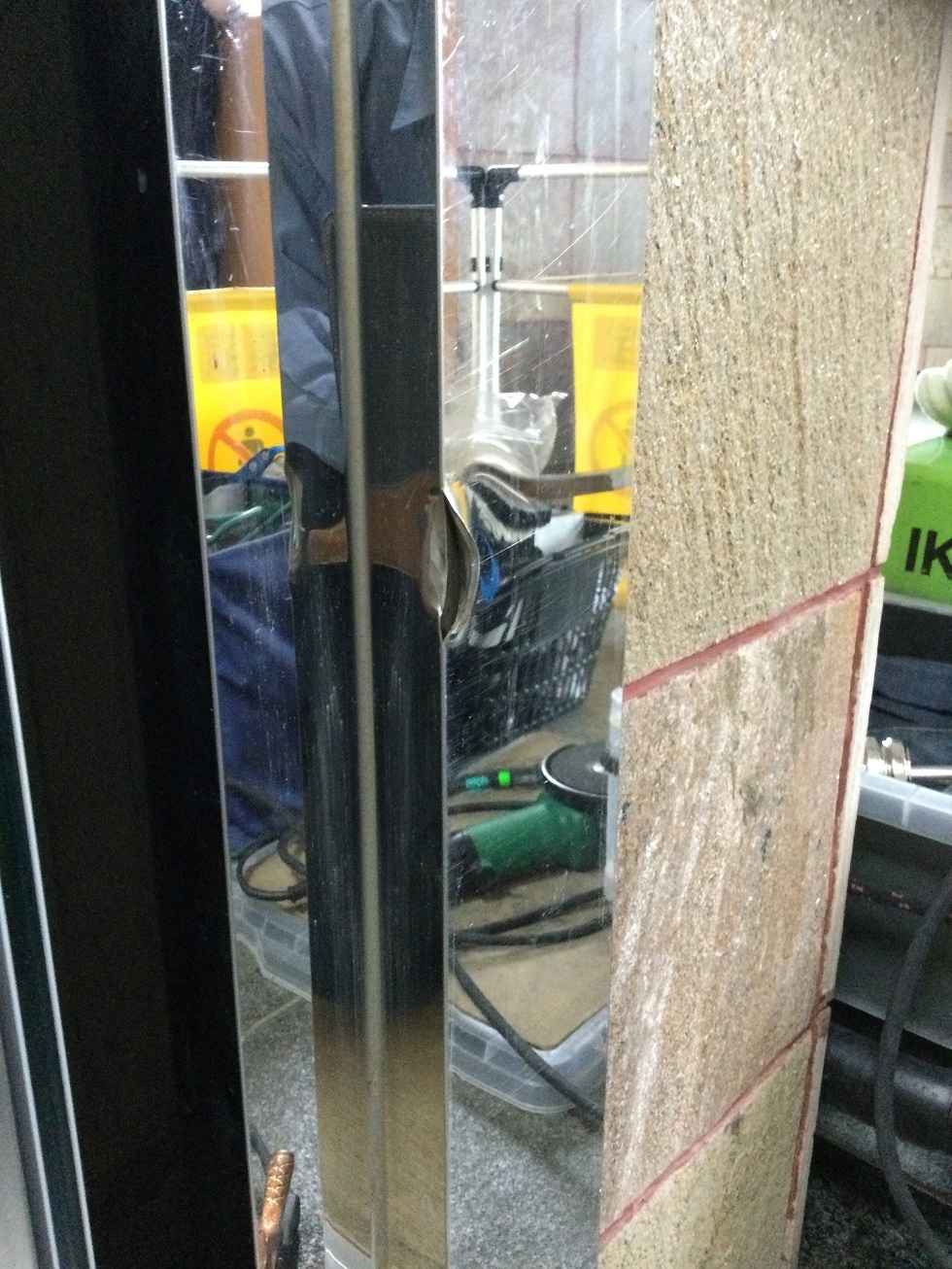 三方枠見付凹凸　補修前