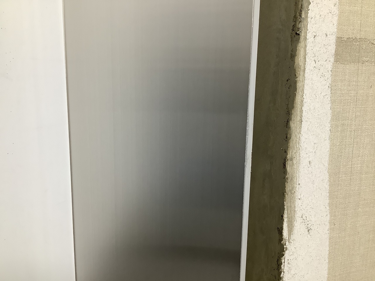エレベータ三方枠へこみ　補修後遠景
