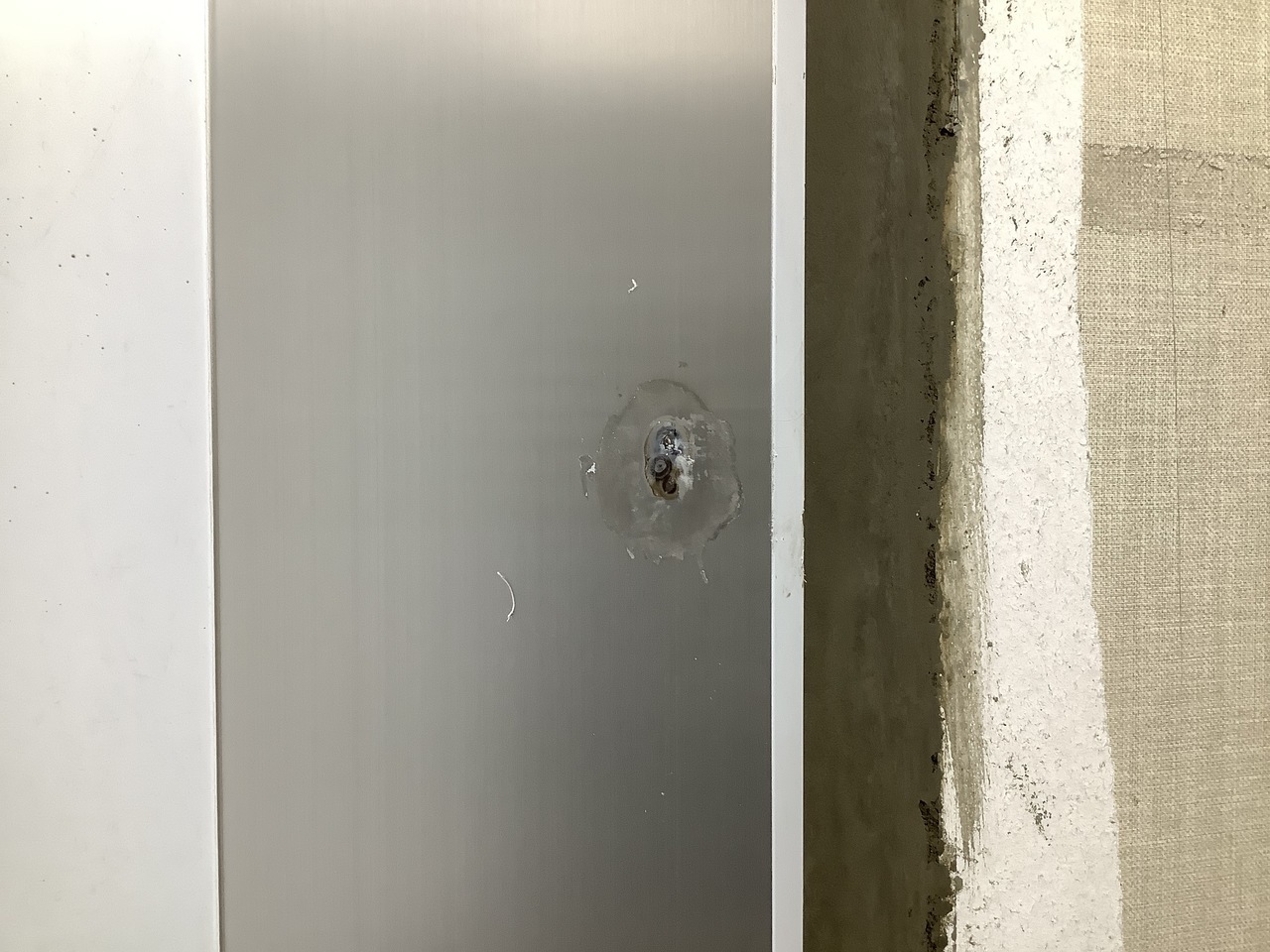 エレベータ三方枠へこみ　補修後